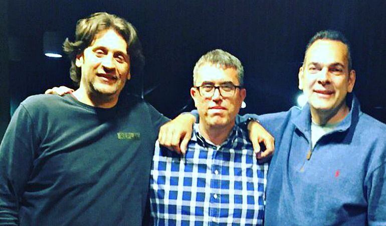 Iñaki Gómez junto a Marcelo Nicola (izquierda) y Ramón Rivas (derecha).