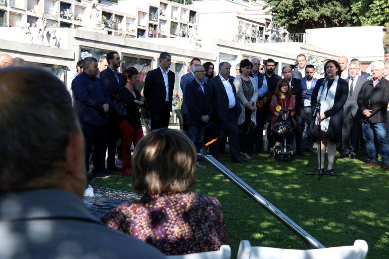 Ada Colau en un acte d'homenatge a un cementiri