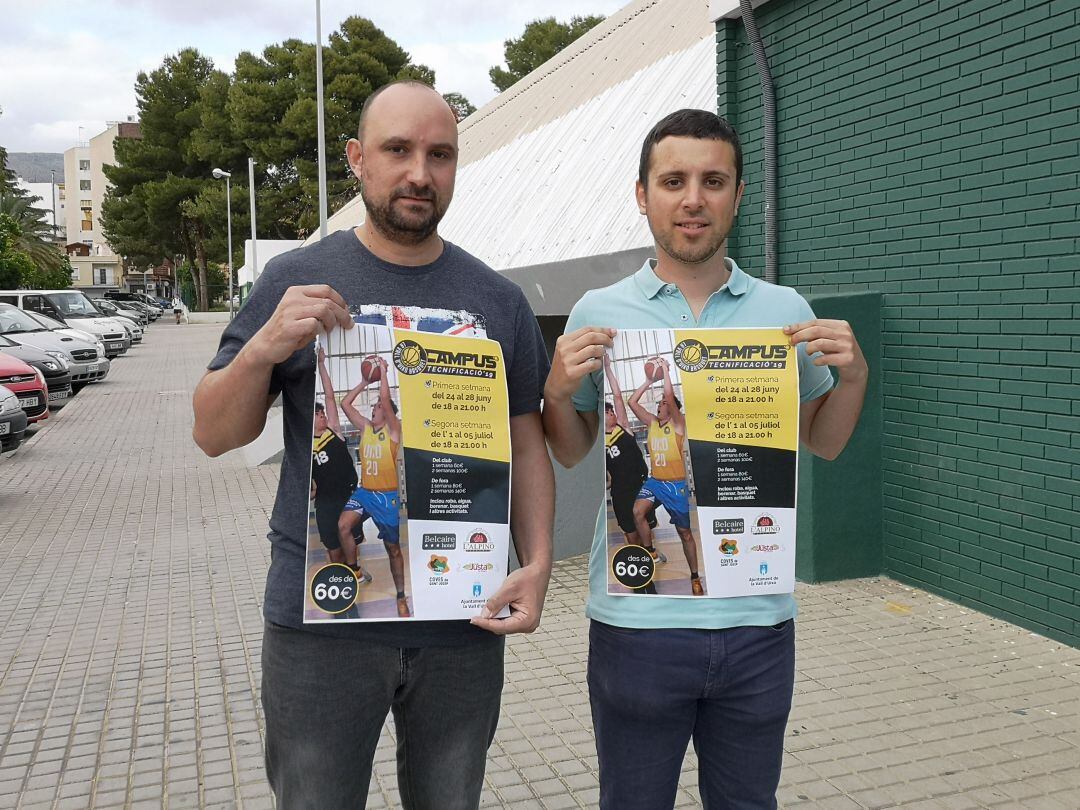 El concejal de Deportes, Higi Daniel, y Augusto Callado, presidente del club La Vall d&#039;Uixó Basquet