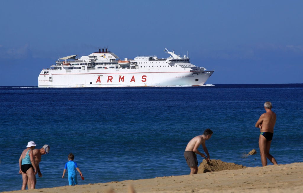 Naviera Armas durante la travesía de una de sus embarcaciones frente a la costa de la isla de Fuerteventura