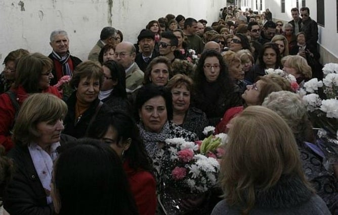 Largas colas a las puertas de la Casa Madre de las Hermanas de la Cruz en 2011.