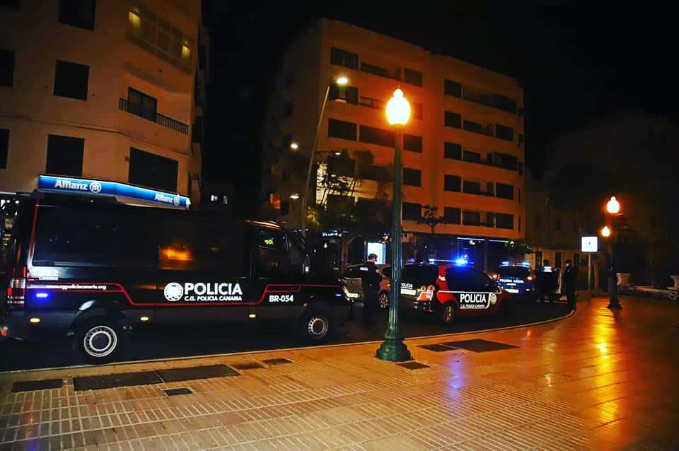 Agentes de la Policía Canaria junto a efectivos de la Policía Local de Arrecife, en la capital de Lanzarote.