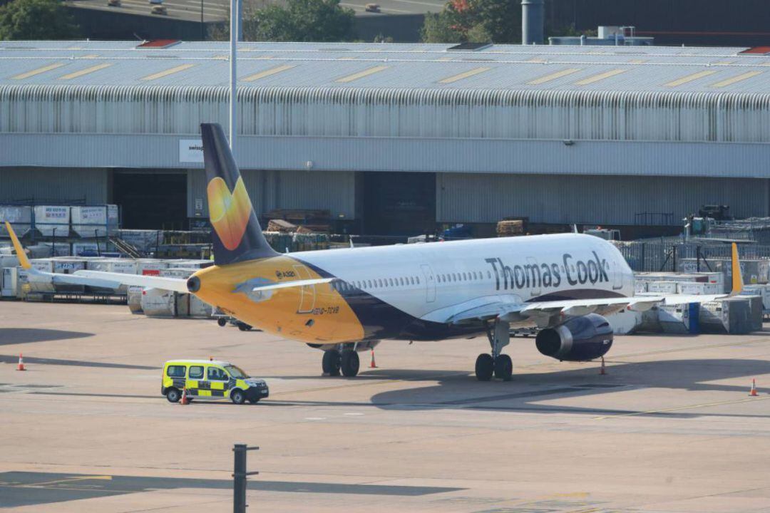 Un avión de la compañía Thomas Cook recala en un aeropuerto.