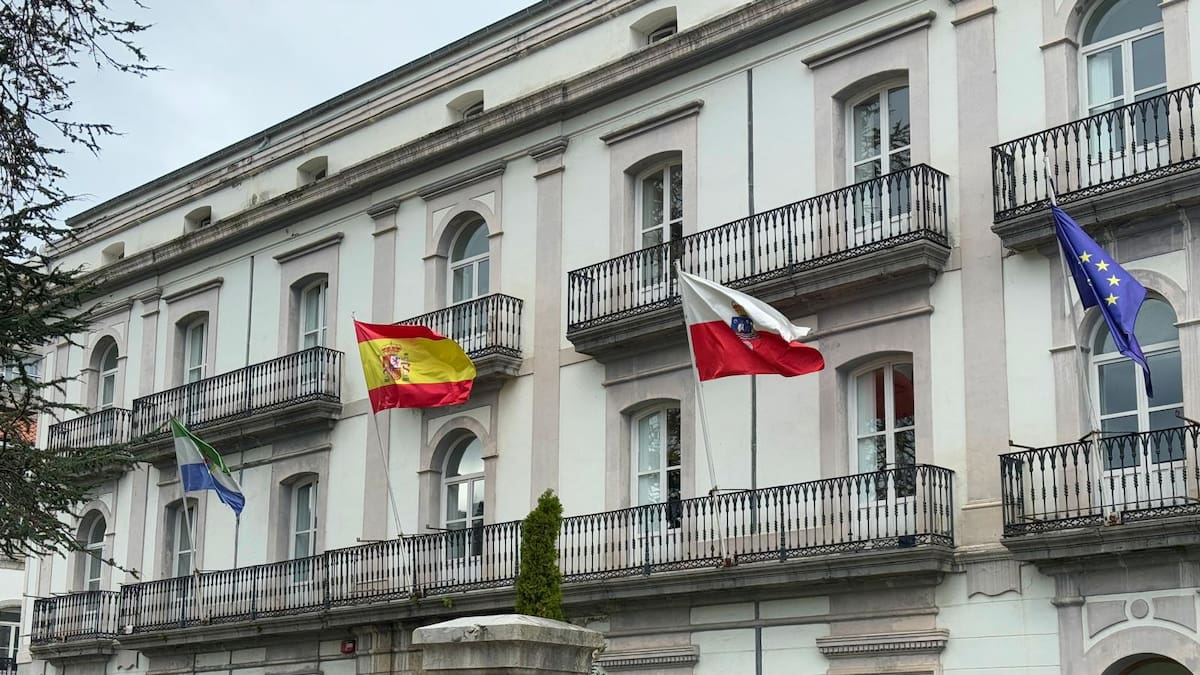 El alcalde de Laredo defiende la legalidad de la Batalla de Flores 2025 y niega las acusaciones de la tercera clasificada