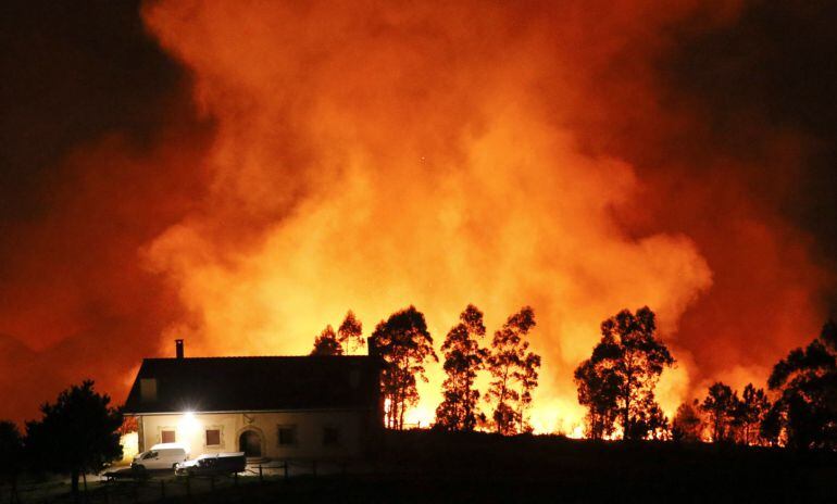 Vista general del incendio declarado en el monte Igueldo en San Sebastián, en la que ya han ardido 50 hectáreas de la ladera orientada al mar. EFE