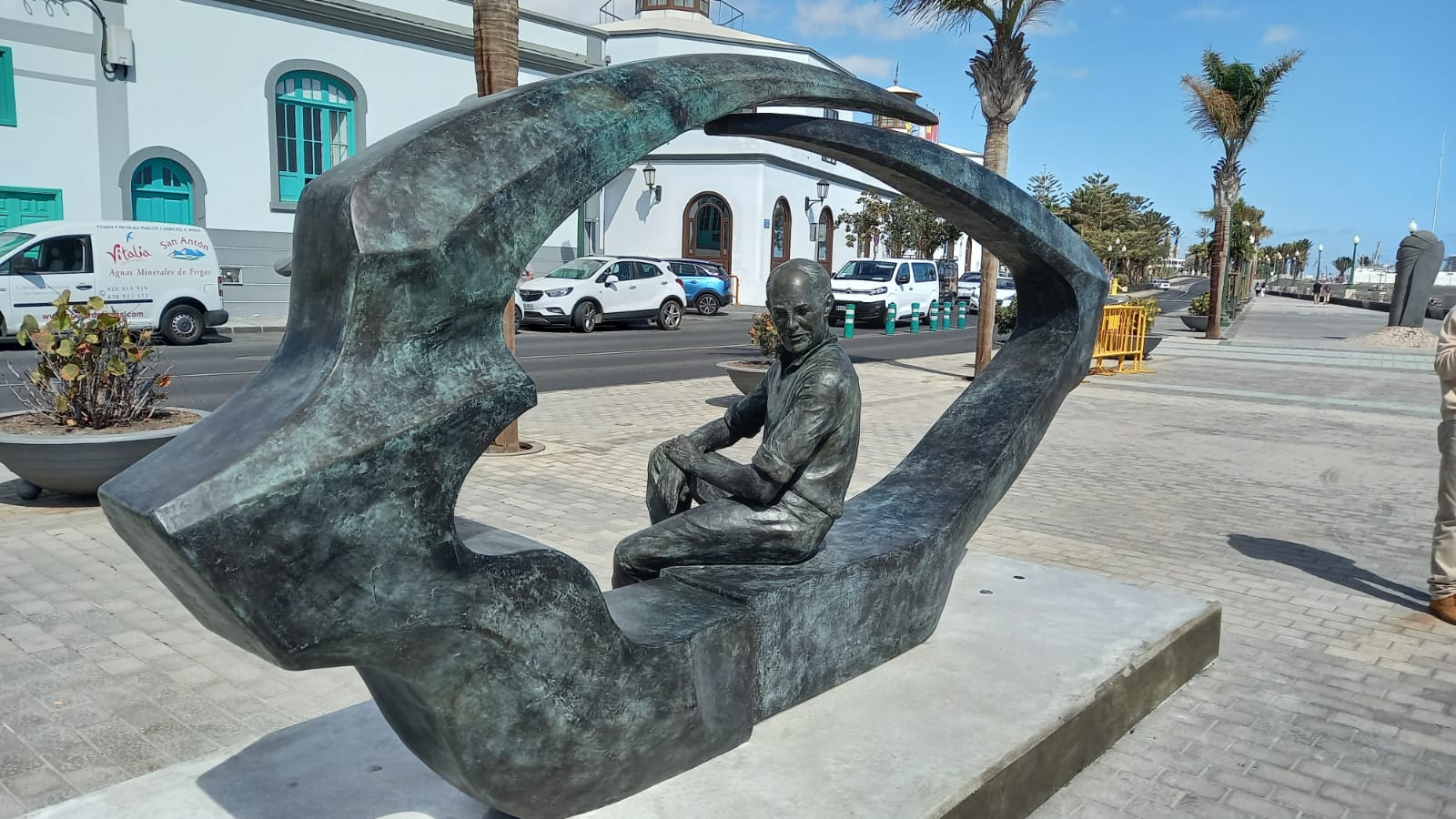 &quot;La mirada de César&quot; luce en la Avenida Coll de Arrecife.