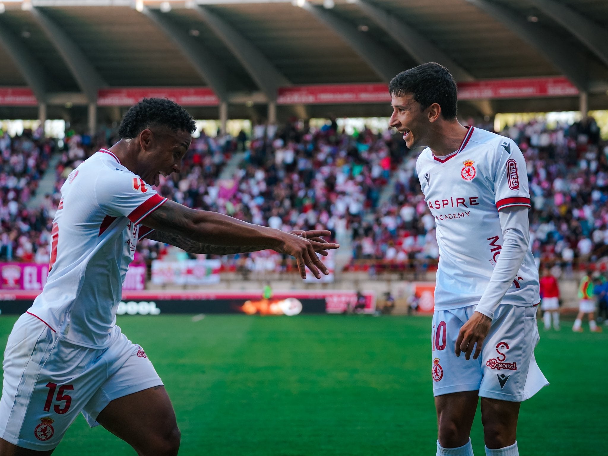 Lucas y Chacón celebran el gol del gallego.