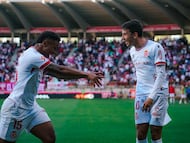 Lucas y Chacón celebran el gol del gallego.