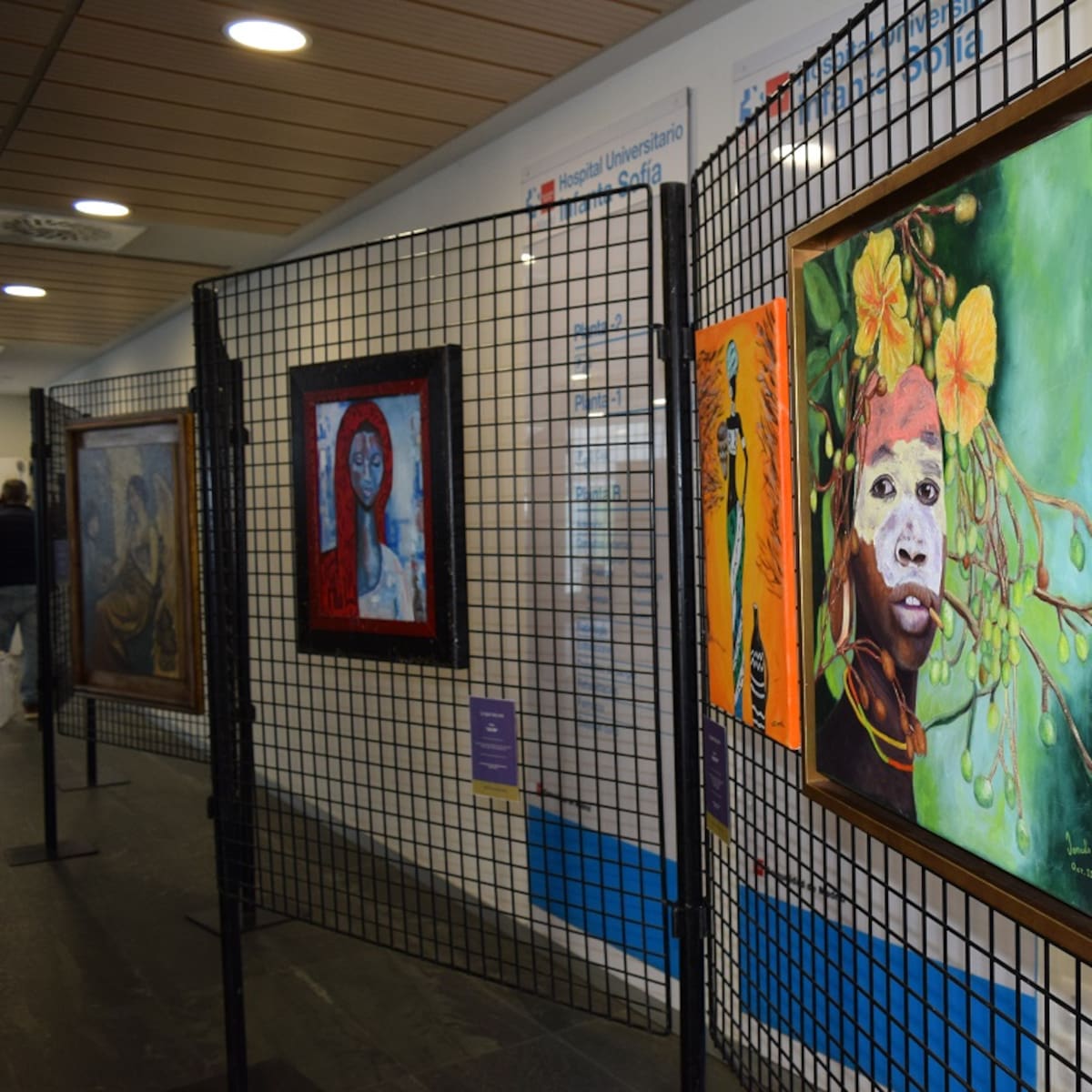 El Hospital Infanta Sofía acoge una exposición de obras de arte creadas por pacientes oncológicos
