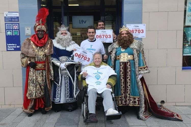 Carmen Guijarro recibe la visita de los Reyes Magos tras repartir en San Vicente del Raspeig (Alicante) un décimo del primer premio del Sorteo del Niño