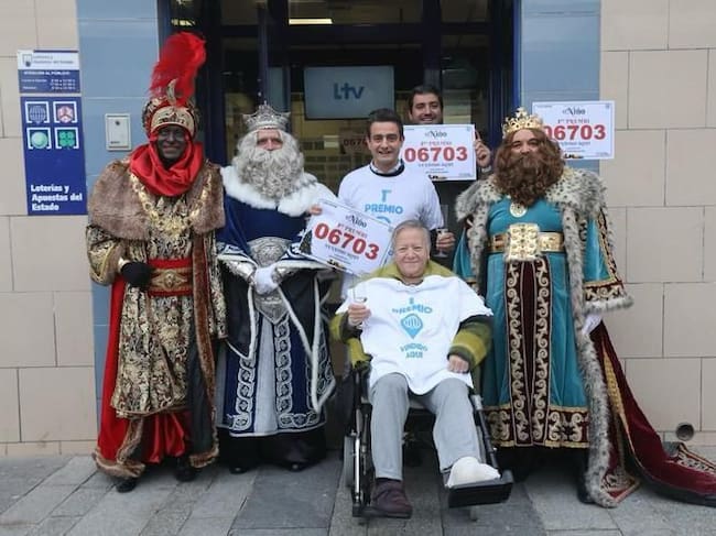 Carmen Guijarro recibe la visita de los Reyes Magos tras repartir en San Vicente del Raspeig (Alicante) un décimo del primer premio del Sorteo del Niño