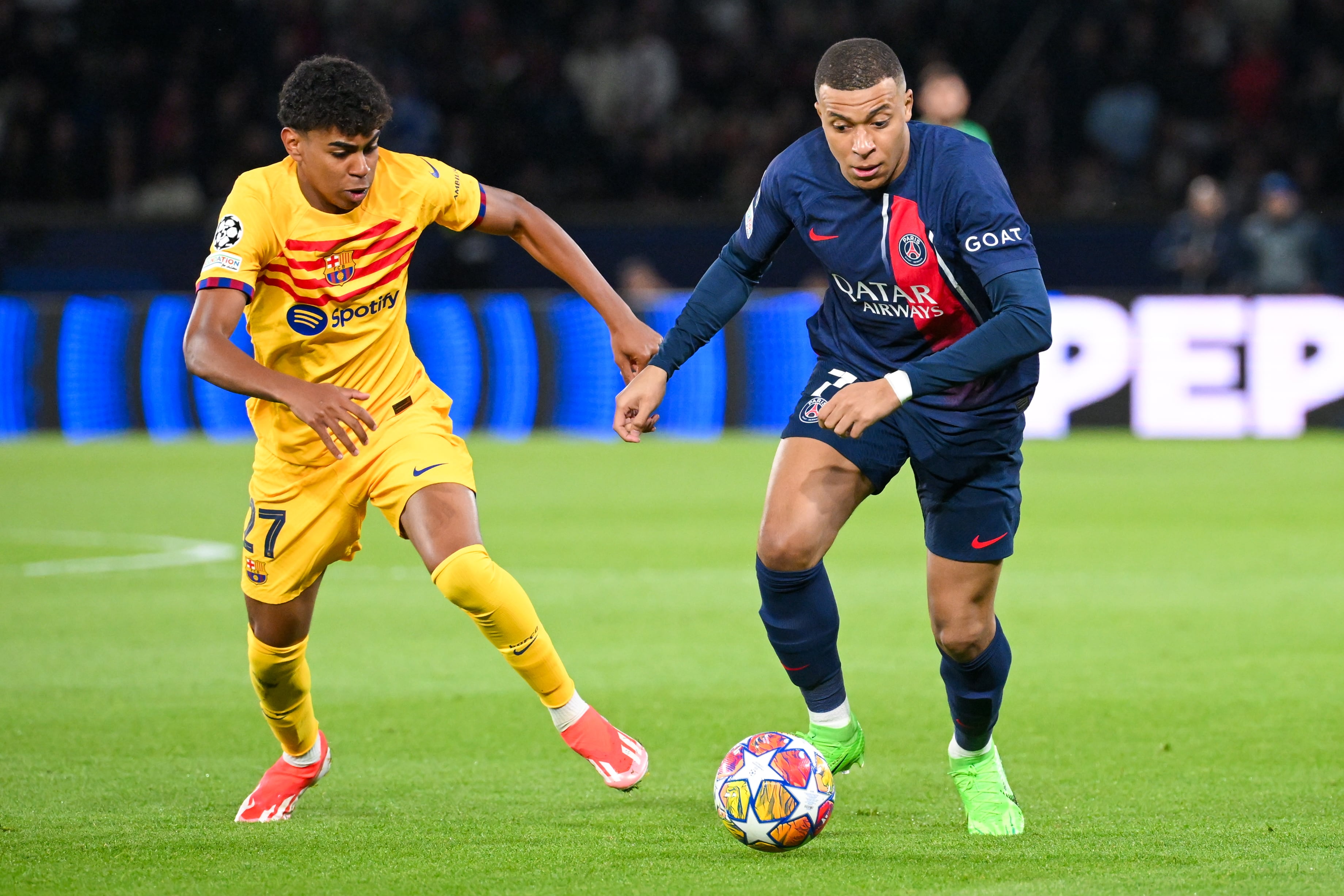 Lamine Yamal, jugador del FC Barcelona, y Kylian Mbappe, delantero del Paris Saint-Germain. (Photo by Matthieu Mirville/BSR Agency/Getty Images)