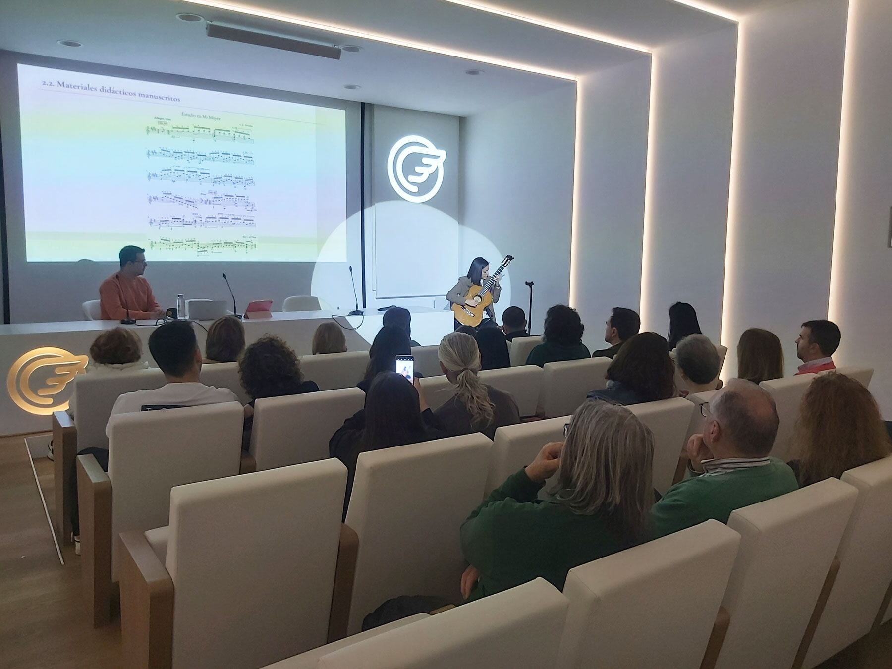 Vera Pastor, durante su interpretación a guitarra de algunos de los temas compuestos por José Luis González