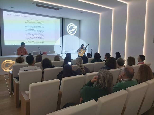 Vera Pastor, durante su interpretación a guitarra de algunos de los temas compuestos por José Luis González