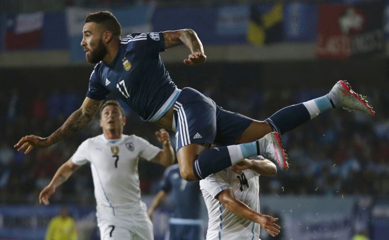 Argentina&#039;s Nicolas Otamendi jumps over Uruguay&#039;s Marcelo Lodeiro as Uruguay&#039;s Cristian Rodriguez (7) looks on during their first round Copa America 2015 soccer match at Estadio La Portada in La Serena, Chile, June 16, 2015.   REUTERS/Marcos Brindicci 