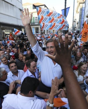 OPO01 OPORTO (PORTUGAL) 01/10/2015 .- El primer ministro y presidente de la coalición del centro-derechista PSD, Pedro Passos Coelho (c), saluda a sus partidarios durante un acto electoral en Oporto, Portugal, hoy 1 de octubre de 2015. Las elecciones legi