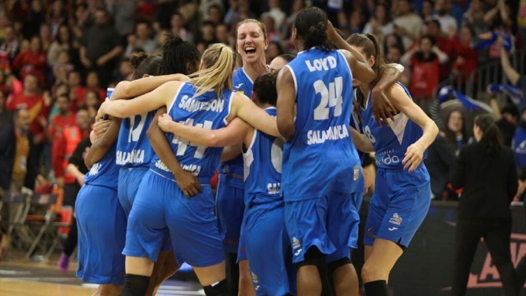 Las jugadoras de Avenida, esta temporada, celebran la victoria en la Copa de la Reina.