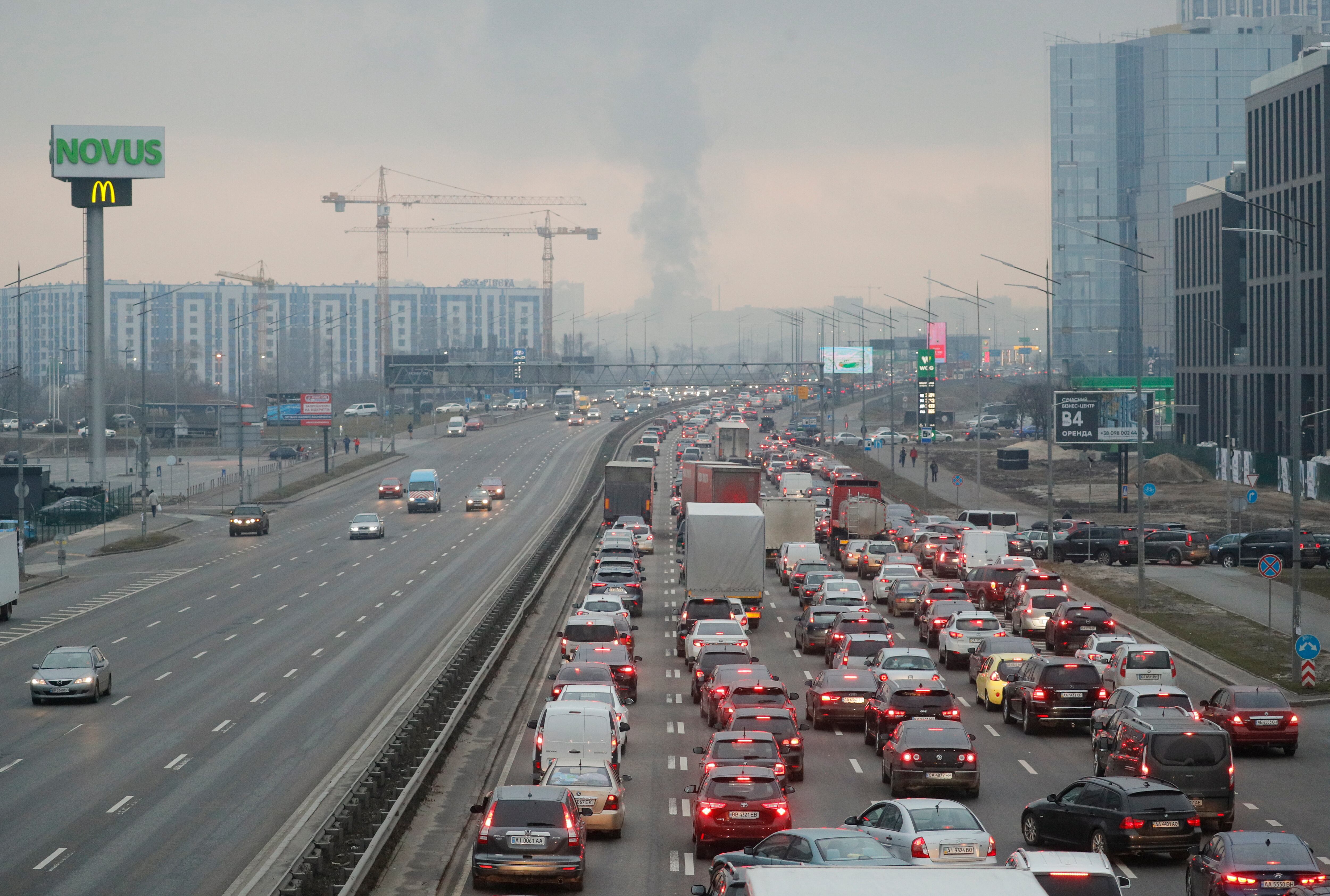 Largas colas en Kiev ante la entrada de tropas rusas en Ucrania