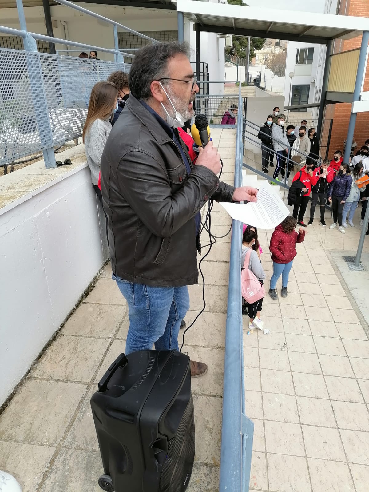El director del centro procede a la lectura del manifiesto de condena de los recientes asesinatos de las menores en el IES "Juan López Morillas"