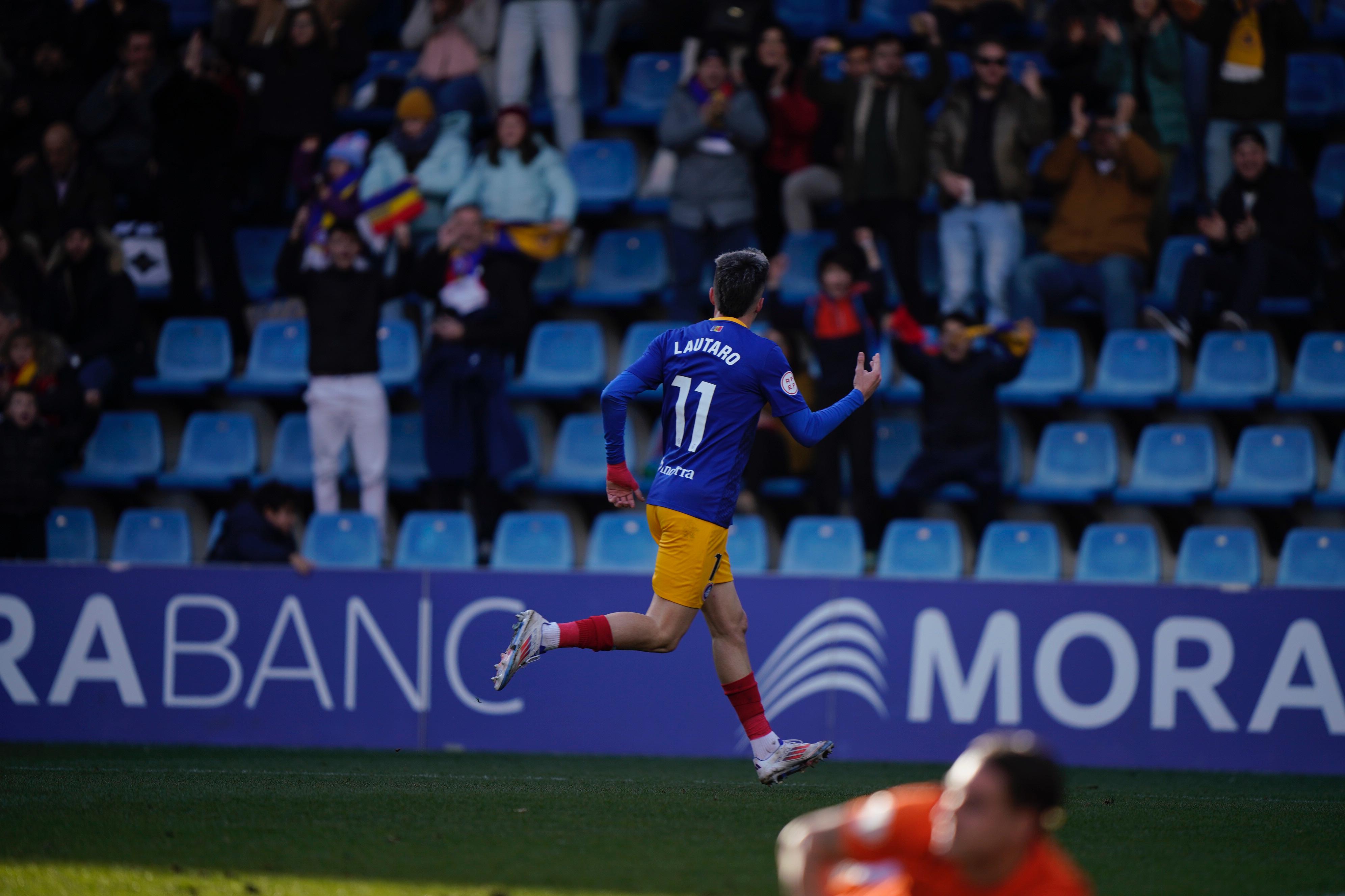 El davanter uruguaià, Lautaro de León, celebrant el gol contra l&#039;Amorebieta