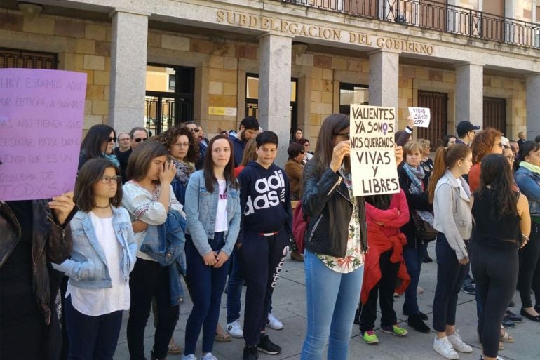 Concentración en repulsa del asesinato de Leticia Rosino en la Plaza de la Constitución de Zamora