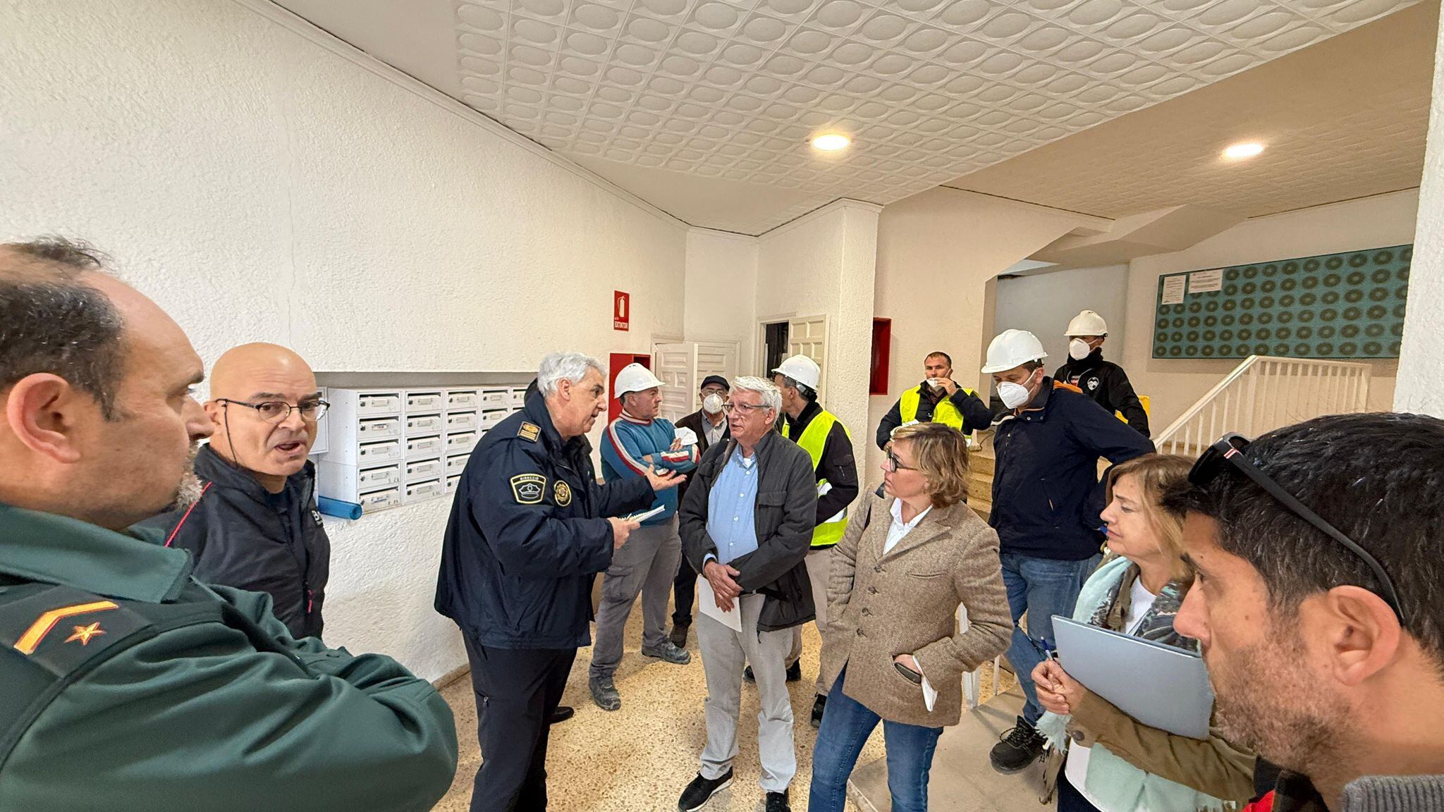 Rosa Cardona, alcaldesa de Xabia con técnicos municipales y efectivos de seguridad