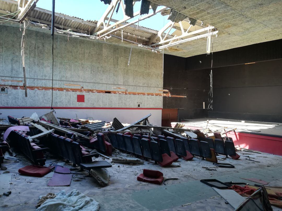 Estado en el que se encuentra el antiguo auditorio en pleno centro de Barruelo de Santullán (Palencia)