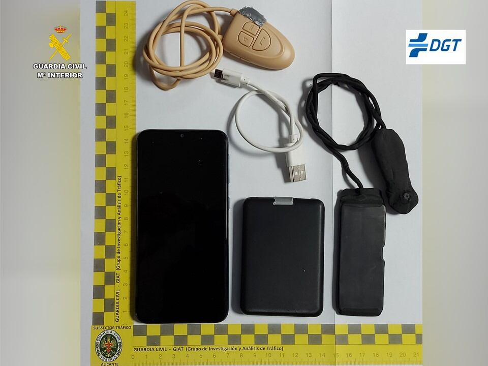 Dispositivos electrónicos interceptados por la Guardia Civil para copiar en el examen para recuperar los puntos de carnet de conducir