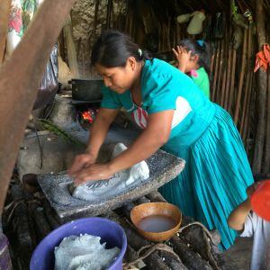 Sebastiana, madre de dos de &quot;los niños del Camotán&quot;, preparando la comida en su cocina