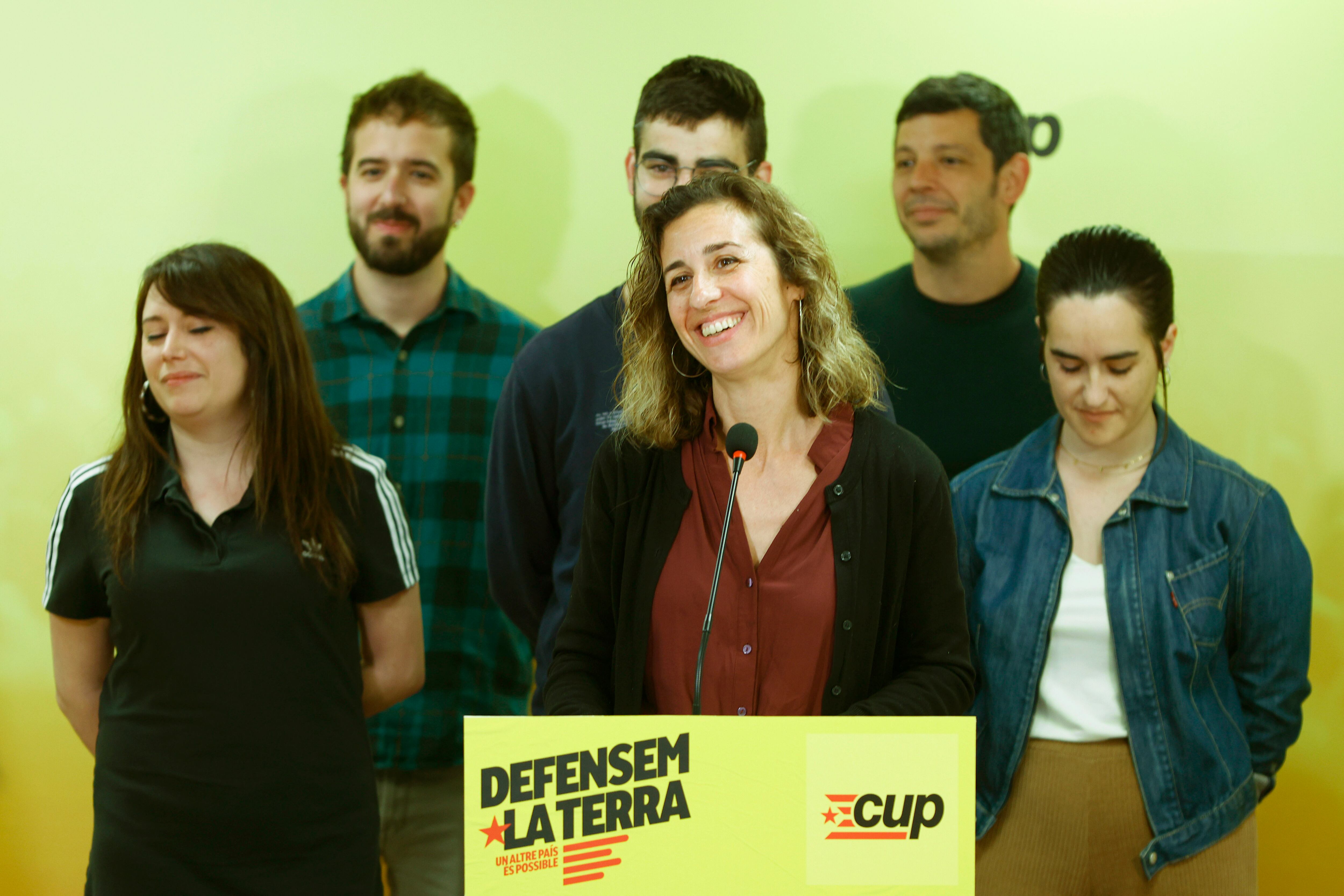 GRAFCAT2204. BARCELONA, 05/04/2024.- La cabeza de lista de la CUP, Laia Estrada, junto a varios compañeros de la lista, durante el acto que han celebrado este viernes para presentar su lema de campaña para las elecciones catalanas del 12M. EFE/Quique Garcia
