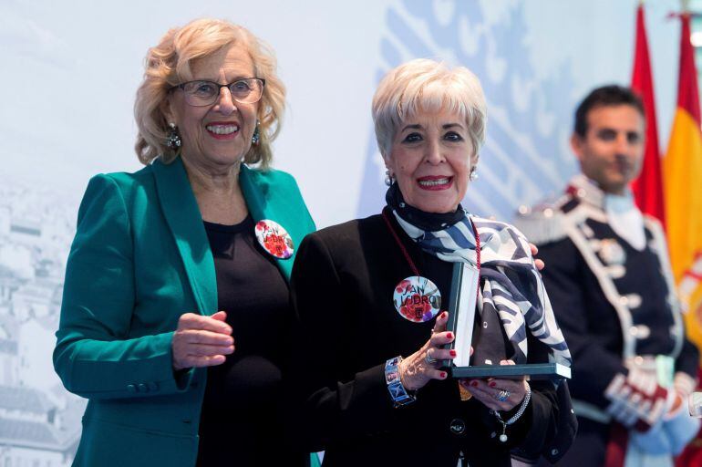  La alcaldesa de Madrid, Manuela Carmena (i), hace entrega de una de las medallas de Oro de la ciudad a la actriz Concha Velasco durante un acto institucional celebrado en los Jardines de Cecilio Rodríguez del parque del Retiro con motivo de la festividad