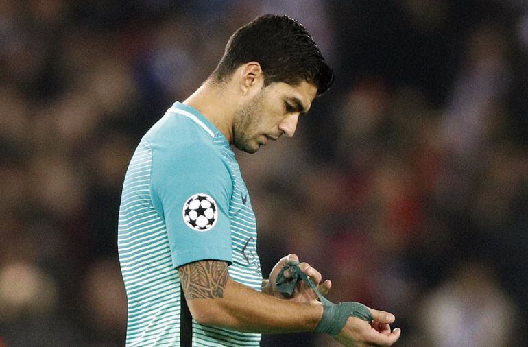 Luis Suárez, cabizbajo tras el partido frente al Paris Saint Germain