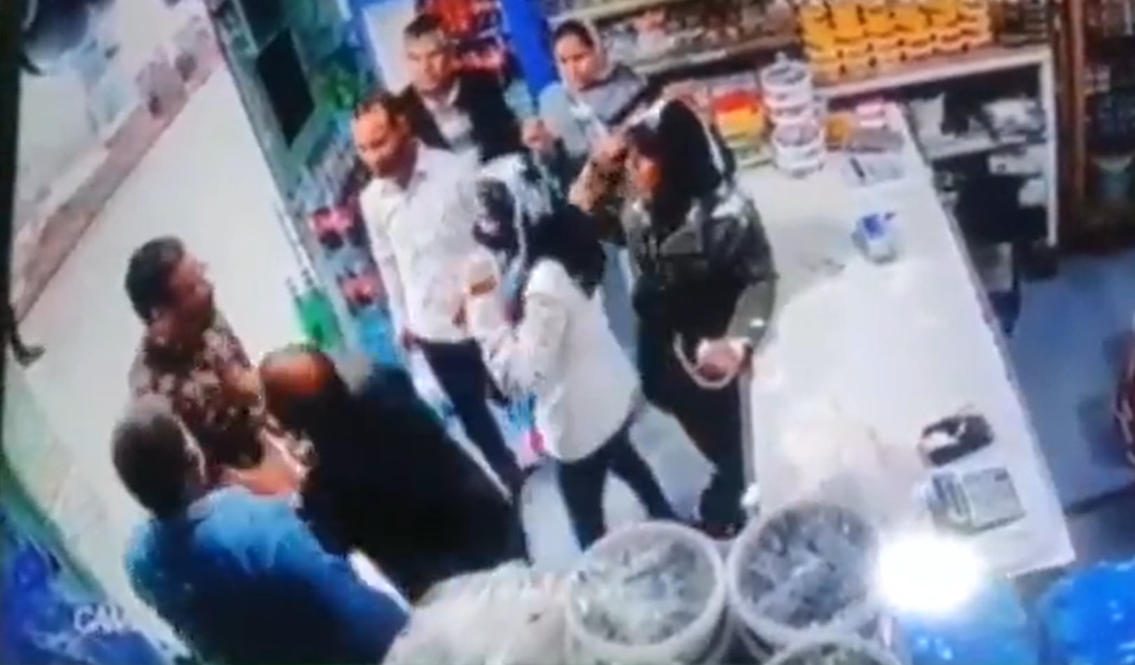 Un hombre arroja yogur en el pelo de dos mujeres iraníes que no llevaban velo.