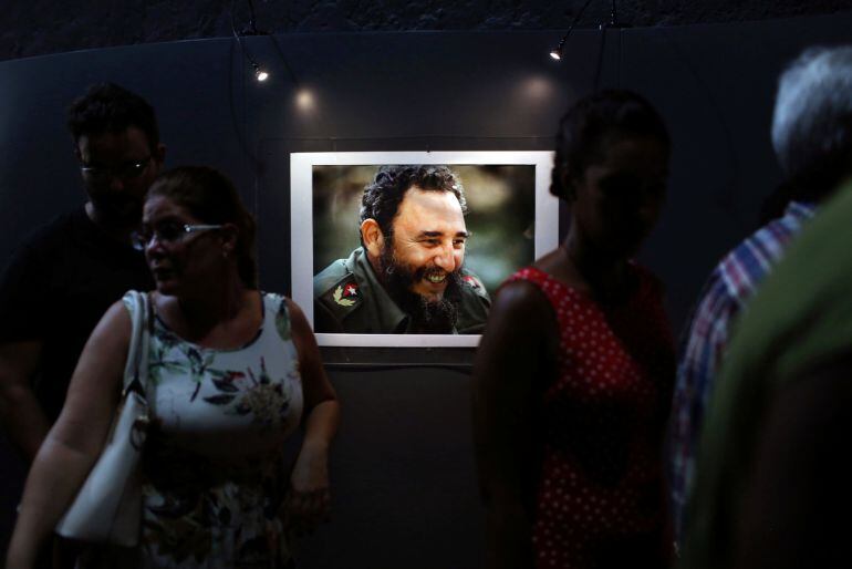  Cubanos mirando una foto del que fuera presidente Fidel Castro en la apertura de la exhibición que se celebra en La Habana, &quot;Fidel&quot; en conmemoración de su 90 aniversario.