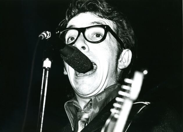 Elvis Costello en un concierto en Londres, 1979