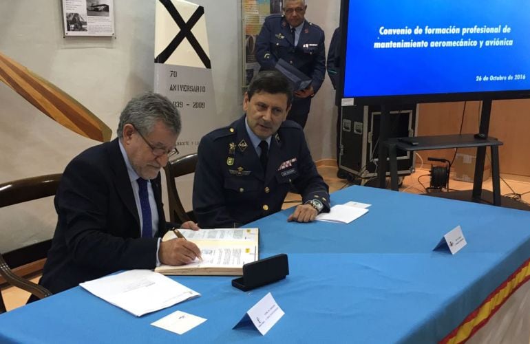 El consejero de Educación, Ángel Felpeto, firma el convenio de colaboración con el coronel jefe de Maestranza, Armando Díaz Bruguera