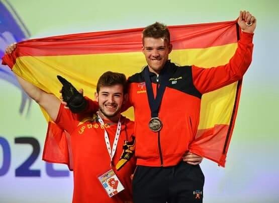 Los hermanos Sánchez luciendo los colores de España.