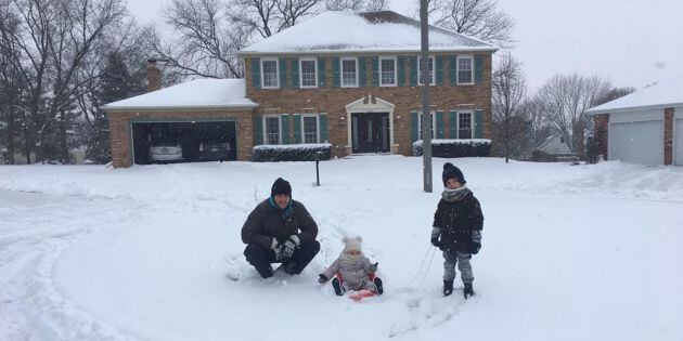 La familia de Arancha Martínez jugando en la nieve cerca de su casa en Chicago, EE UU.