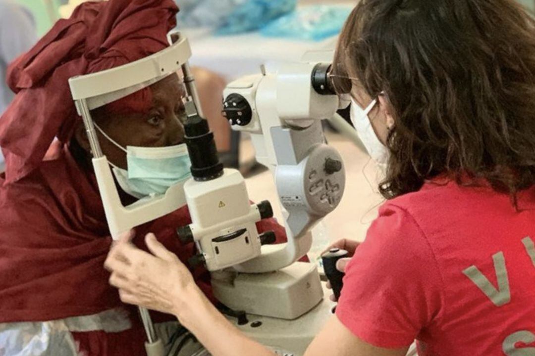 Yolanda García graduando la vista en la campaña de Visión sin Fronteras en Dakar (Senegal).