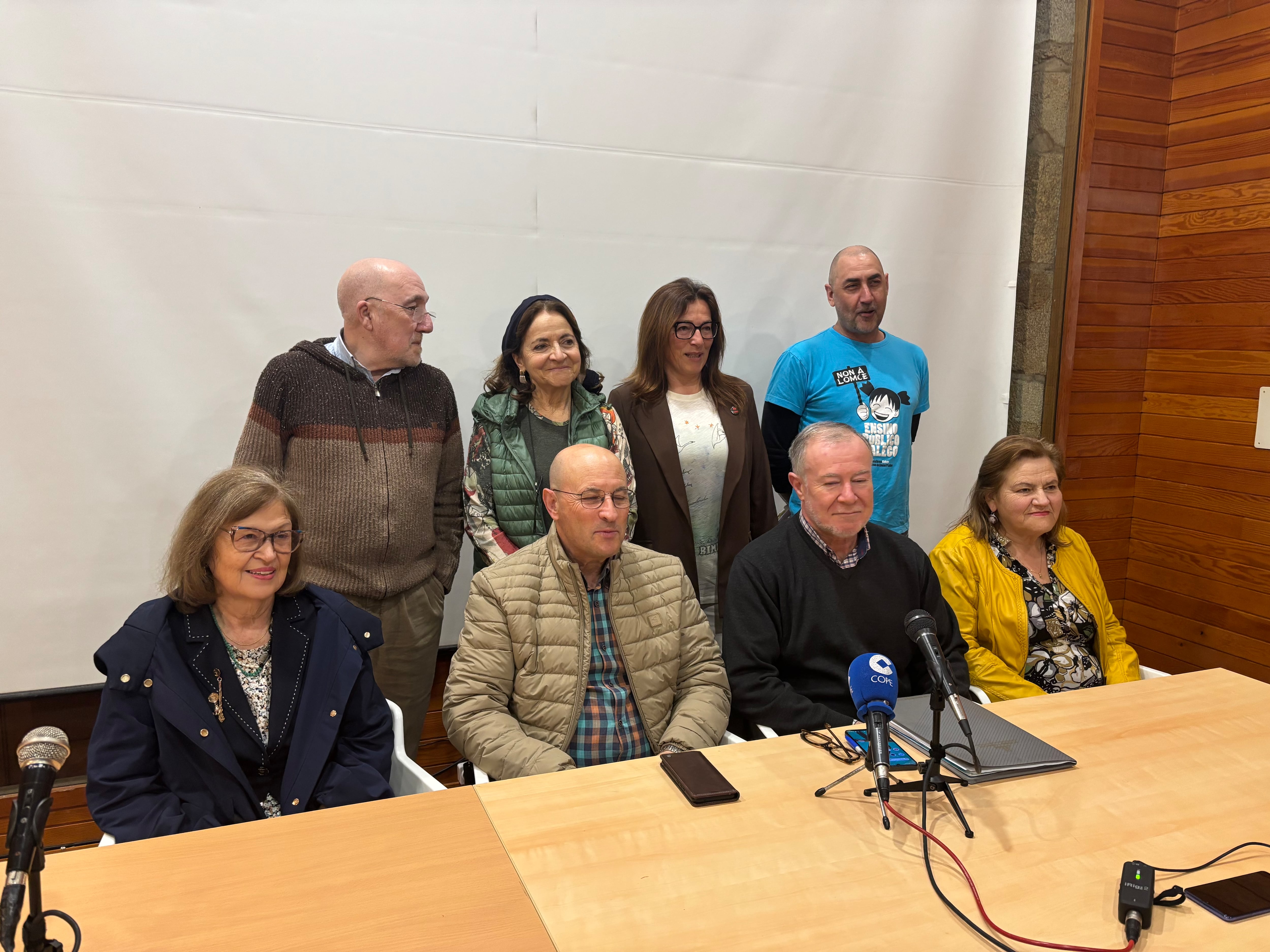 Comparecencia del Foro Cidadán polo Ferrocarril este martes en el Ateneo Ferrolán (foto: Cadena SER)