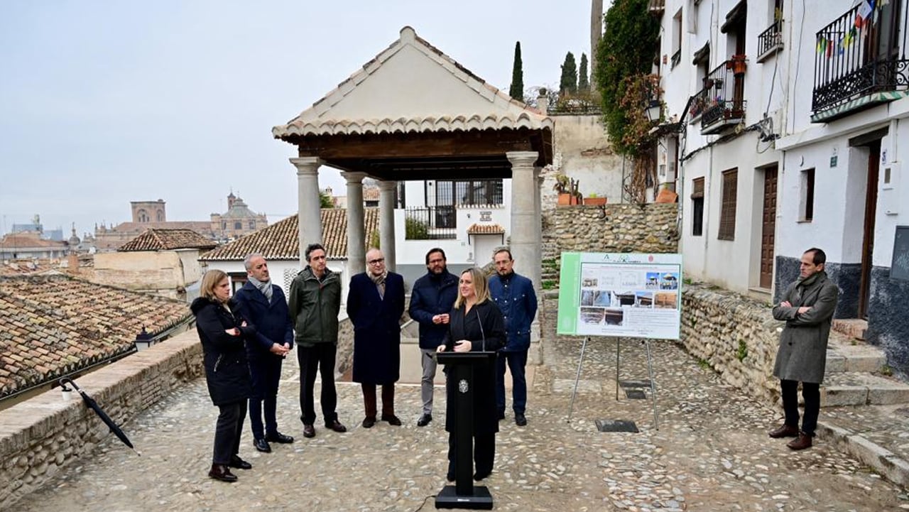 La alcaldesa de Granada, Marifrán Carazo, en la inauguración de la restauración del lavadero de la Puerta del Sol