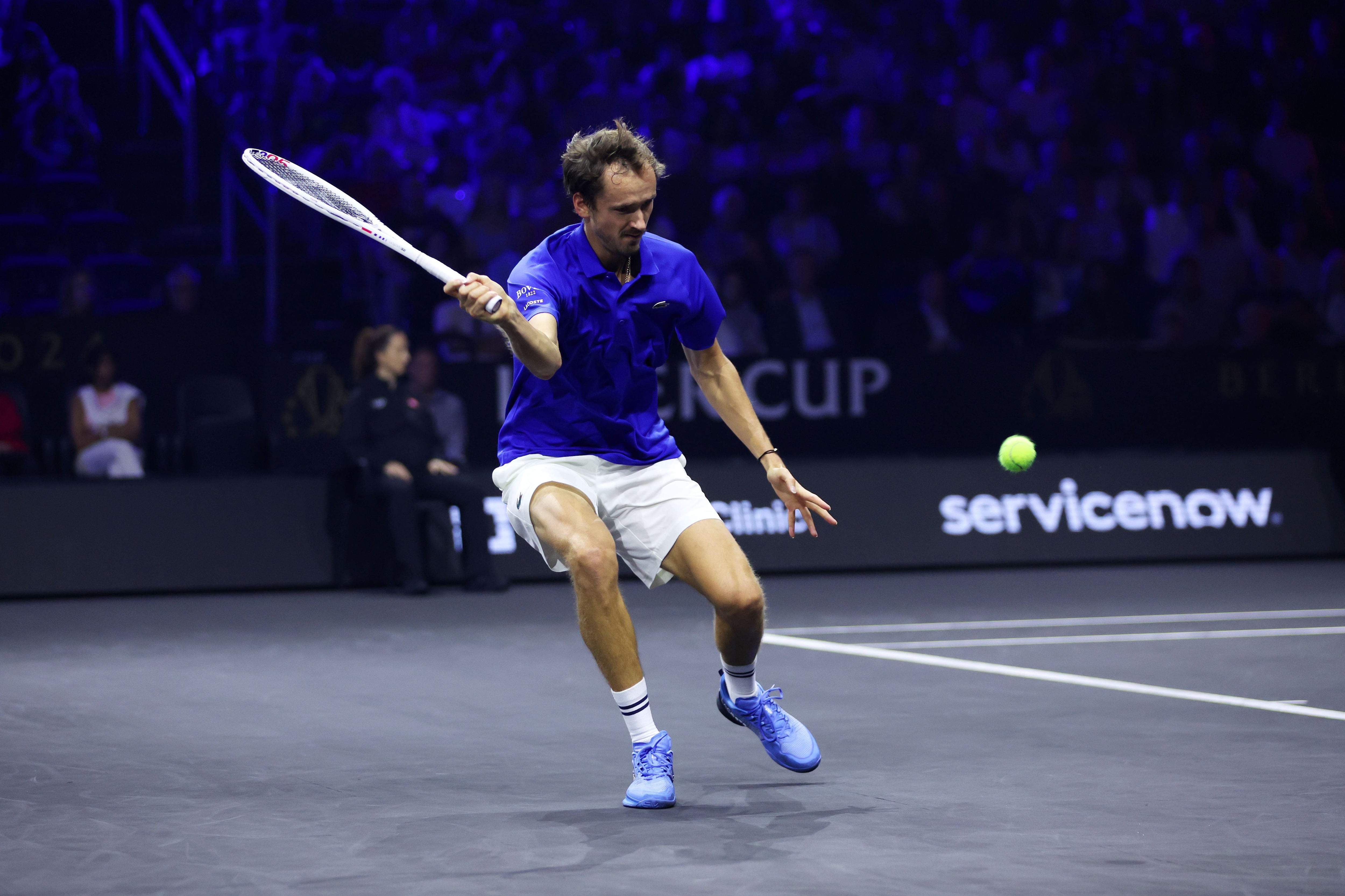 Medvedev golpea la pelota durante su partido contra Shelton