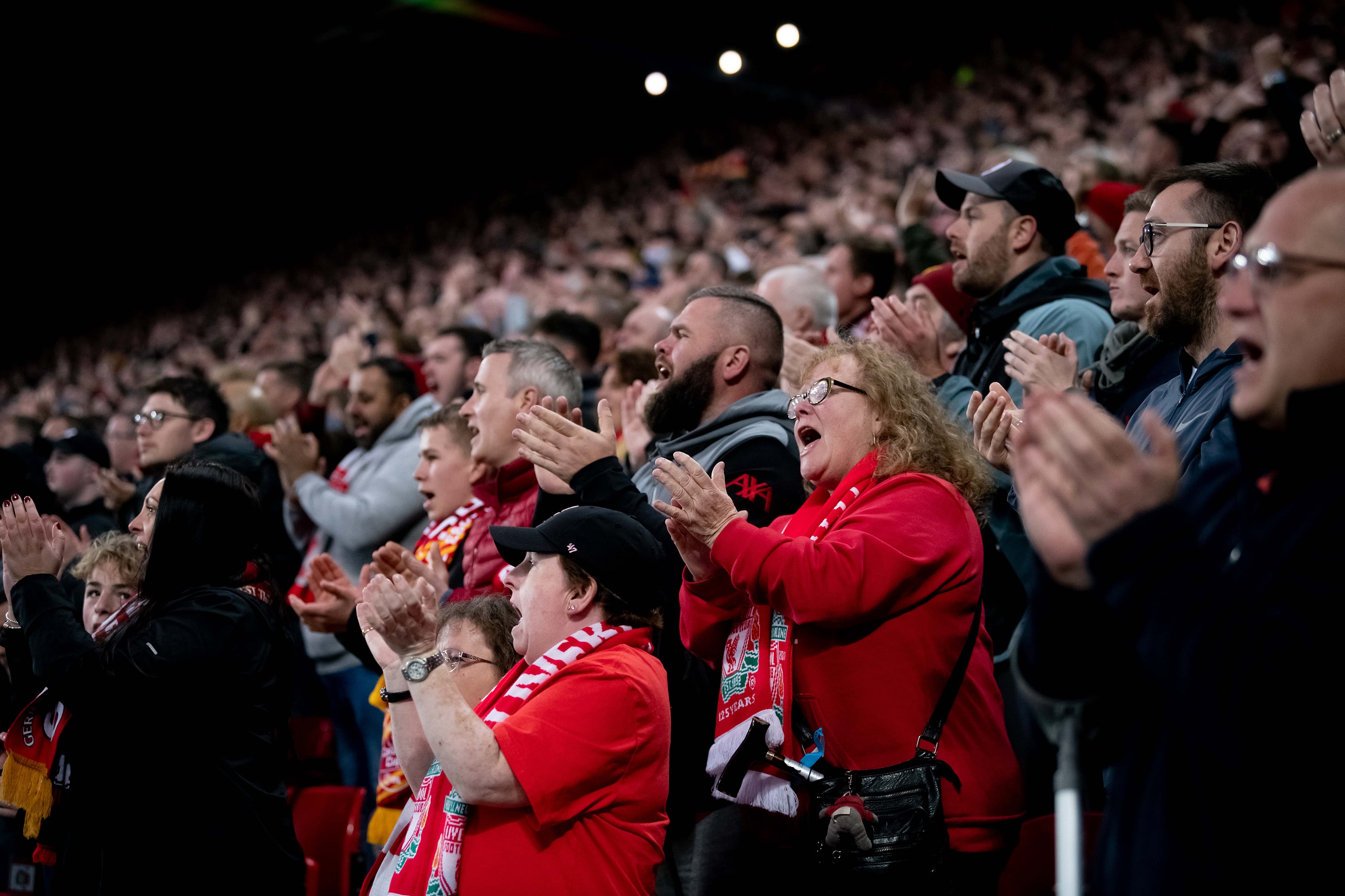 Los aficionados del Liverpool aplauden a Cristiano Ronaldo por la pérdida de uno de sus hijos