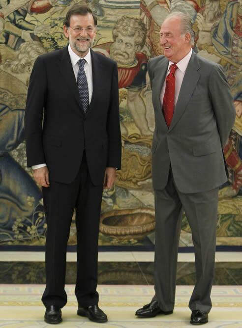 El rey Juan Carlos y el presidente del Gobierno, Mariano Rajoy, este miércoles en el Palacio de la Zarzuela, donde celebran su primer despacho, tras su regreso a Madrid después de las breves vacaciones de ambos