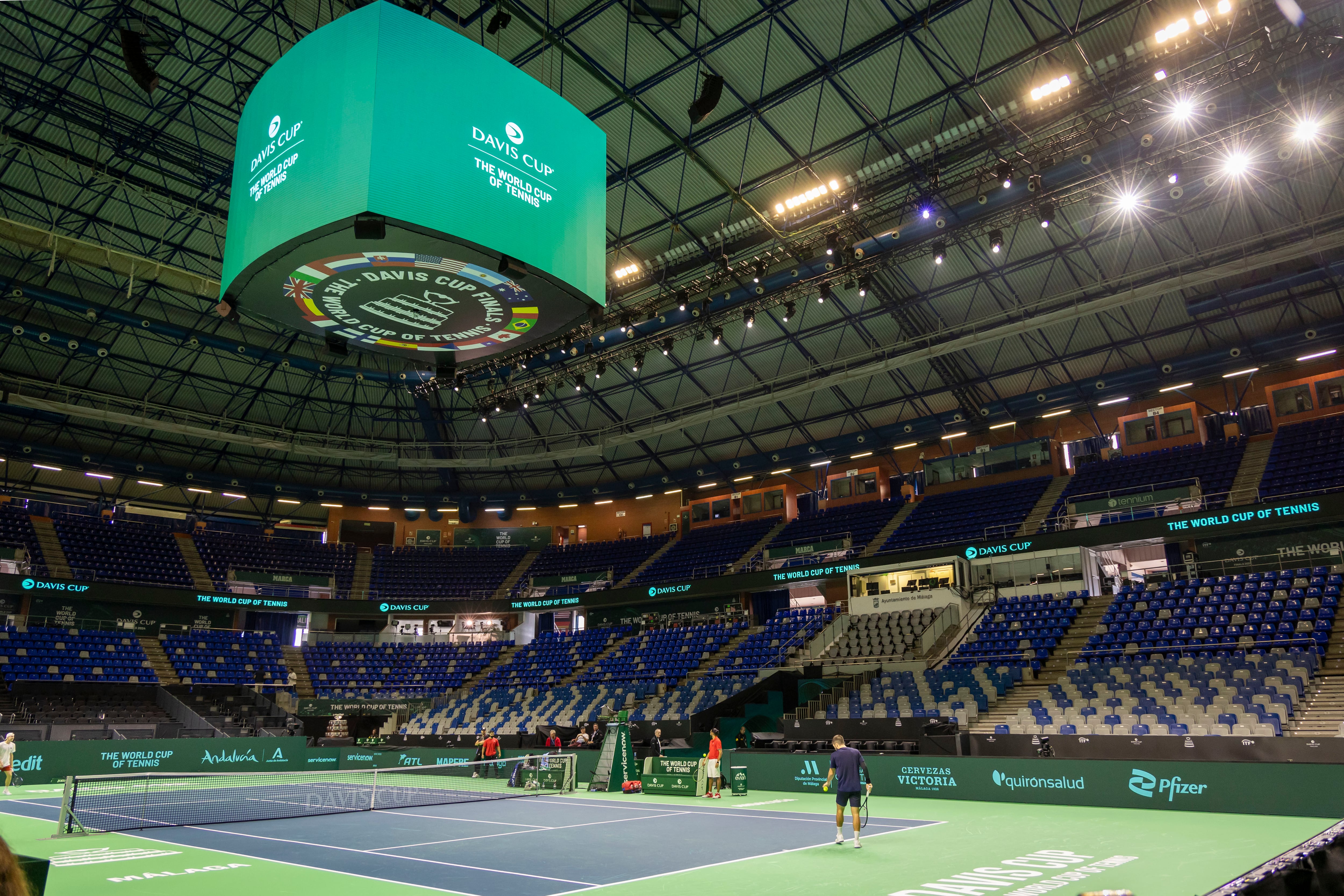 MÁLAGA, 19/11/2024.- Vista de las instaclaciones de la Davis Cup y la Billie Jean King. Conchita Martínez, directora de las finales de la Copa Billie Jean King, se mostró &quot;feliz&quot; de que este torneo coincida dos días con la Copa Davis en Málaga y calificó como &quot;muy positivo&quot; que en un futuro las dos competiciones vayan juntas en la misma dirección. &quot;Estamos muy contentos de cómo se está desarrollando la competición, con muy buen feedback de los jugadores, de los equipos, unido a que la gente está respondiendo&quot;, añadió la excampeona de Wimbledon en un encuentro con periodistas habilitado por Lexus, patrocinador oficial de automoción del torneo. EFE/Álvaro Cabrera
