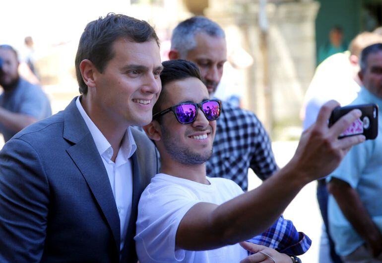 El candidato de Ciudadanos a la Presidencia del Gobierno, Albert Rivera, se fotografía con un simpatizante 