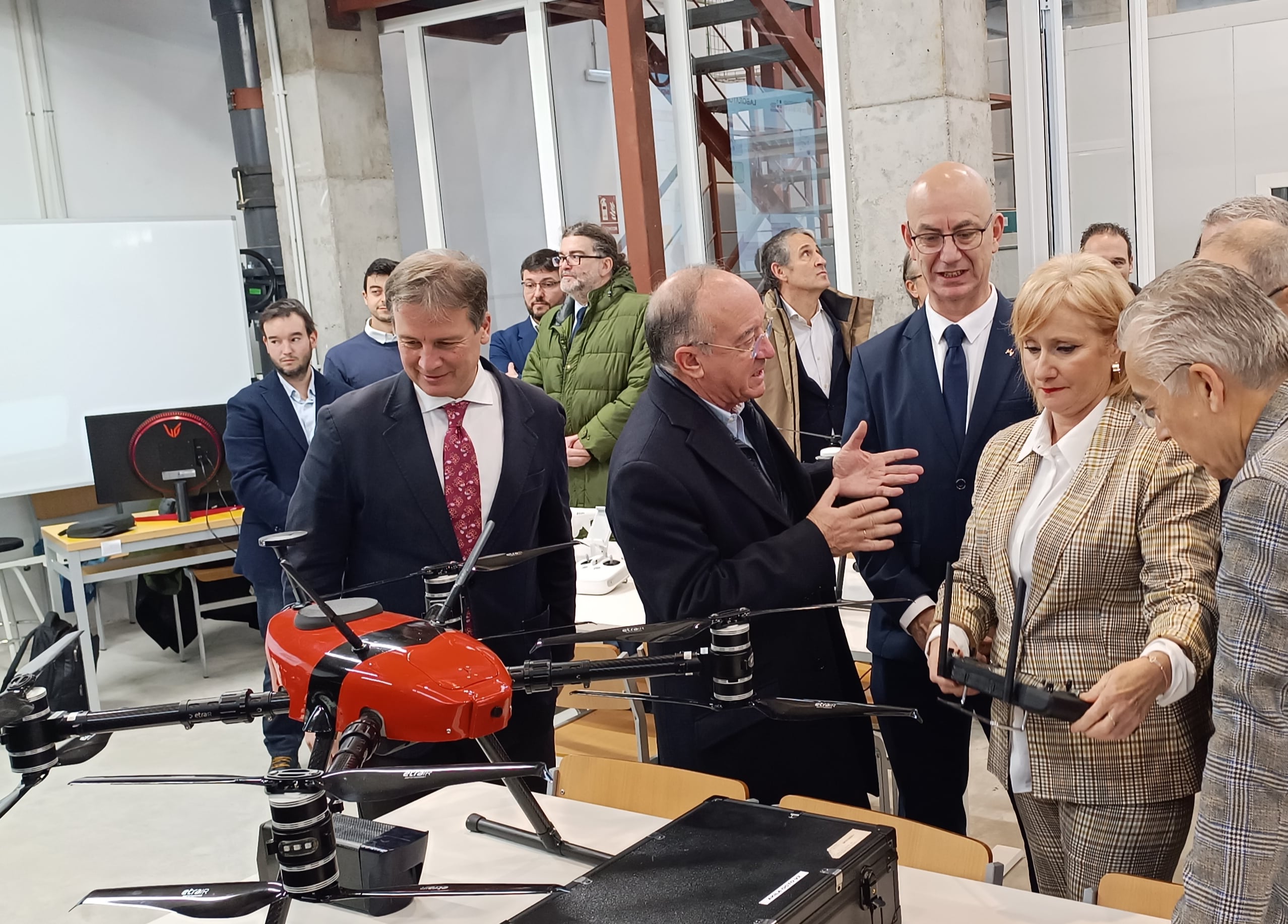 La consejera de Industria, Leticia García, ha conocido el laboratorio de tecnología de drones de la Universidad de Burgos