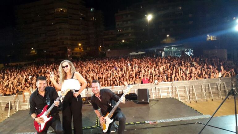 La cantante Coraluna en el concierto de Cadena DIAL en Motril (Granada)