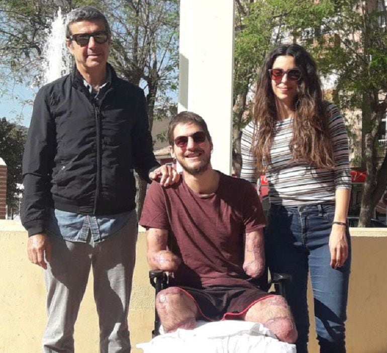 Davide posa junto a su padre, Tomaso, y su novia, Cecilia, en la plaza del Charco de Santo Ángel