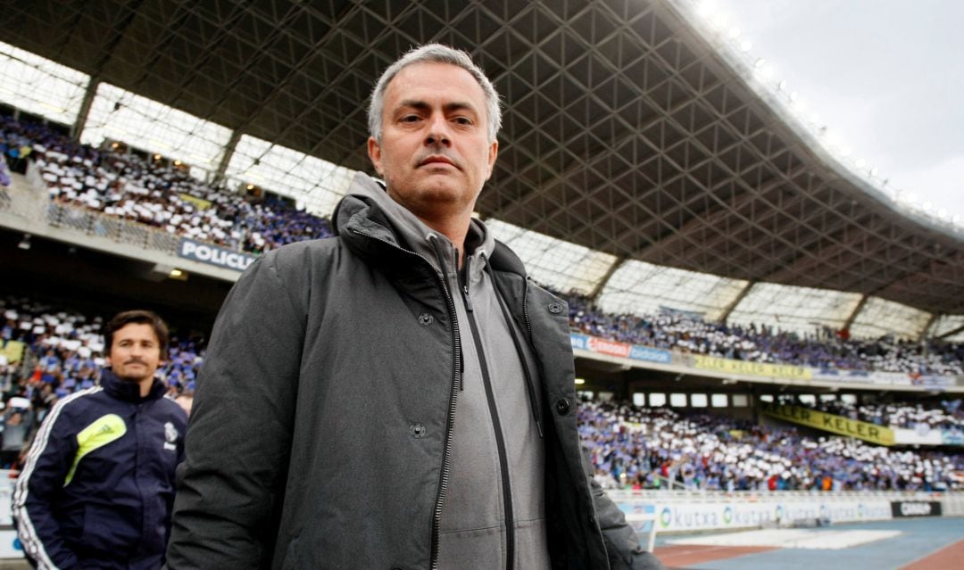 Mourinho mira a cámara en Anoeta. 